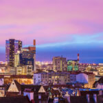 Tallinnan kaupunkisiluetti auringonlaskussa