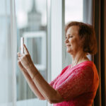 Tallink Spa - nainen kuvaamassa kännykällä hotellin ikkunasta