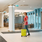 Nainen matkalaukun kanssa Tallink Span aulassa