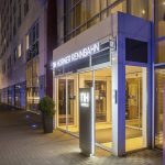 NH Hamburg Horner Rennbahn sisäänkäynti pimeällä