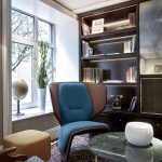 Sir Nikolain aulassa on kutsuvia sohvaryhmiä