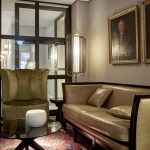 Sir Nikolain aulassa on kutsuvia sohvaryhmiä