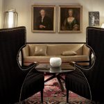 Sir Nikolain aulassa on kutsuvia sohvaryhmiä