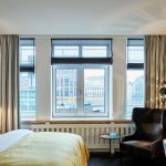 Sir Deluxe huoneessa on ilmava tunnelma ja kauniita värisävyjä