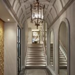 Sir Nikolai hotellin käytävillä ja yleisissä tiloissa on upeita yksityiskohtia