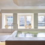 Sir Nikolai hotellista löytyy rentoutmisallas Nikolaifleet-kanaalin tasolta