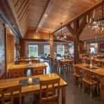 Kynttilöitä ravintolan pöydällä