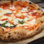 Napolilaistyylinen pizza läheltä kuvattuna.