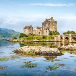 Vanha kivilinna kesäaamuna.