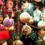 Erivärisiä joulupalloja Wienin joulutorilla