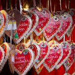 Joulusydämiä monella eri kielellä Wienin joulutorin kojussa