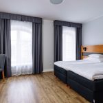 Deluxe-huone parkettilattialla