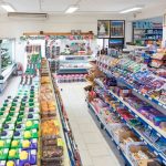 Hotellin yhteydessä on pieni marketti