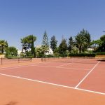 Hotellin alueelta löytyy tenniskenttä