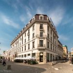 Hotellin julkisivu katukuvassa