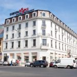 Hotellin julkisivu katukuvassa