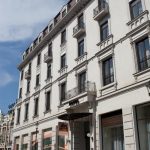 Hotellin julkisivu katukuvassa