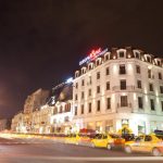 Hotellin julkisivu katukuvassa