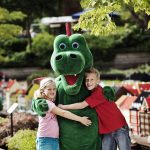 Lapset halaavat lohikäärmettä Legolandissa