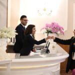 Vastaanottohenkilökuntaa Hotel Vergilius Billian tiskillä