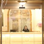Sisäänkäynti Hotel Vergilius Billiaan, hotellin vastaanotto heti ulko-ovien jälkeen