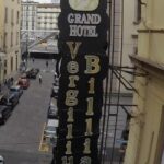 Hotel Vergilius Billian nimikyltti hotellin ulkopuolella