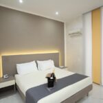 Kuohuviinipullo Hotel Vergilius Billian standard-luokan huoneen parivuoteella