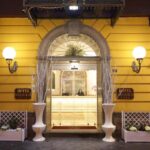 Hotel Vergilius Billian sisäänkäynti katutasolla