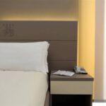 Hotel Vergilius Billian yhden hengen huoneen sänky ja yöpöytä