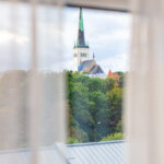 Premium-huone_Metropol_Hotel-Tallinna Premium-huoneesta on näköala Vanhaankaupunkiin