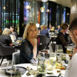 Tallink City ihmisiä illallisella ravintolassa