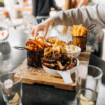 Snack plate jossa muun muassa bataattiranskalaisia
