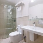 Superior-huoneen kylpyhuone (classical side building), Hestia Hotel Barons