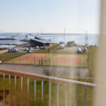 Kaksi tenniskenttää ja merinäköala