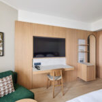 Hotellihuoneen kirjoituspöytä