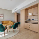 Sviitin oleskelutila, jossa sohvaryhmä