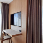 Kirjoituspöytä hotellin sviitissä