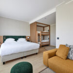 Hotellihuone, jossa parivuode ja kerrossänky lapsille