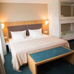 Perhehuone, jossa parivuode ja kerrossänky lapsille