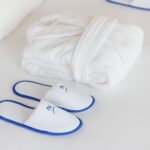 Kylpytakki ja -tossut odottavat huoneessa