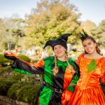 Halloween-asuihin pukeutuneet Legoland Billundin työntekijät poseeraavat syksyisessä huvipuistossa.