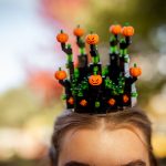 Halloween-aiheinen LEGO-kruunu, jota koristavat pienet oranssit kurpitsat Legoland Billundissa.